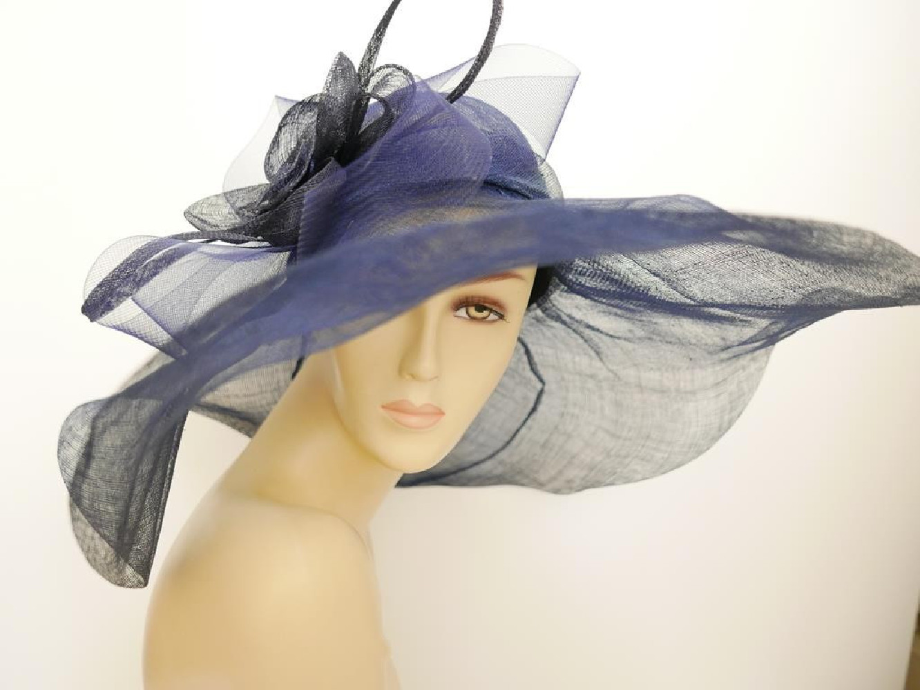 Granatowy kapelusz sinamay z dużym rondem do 56 cm