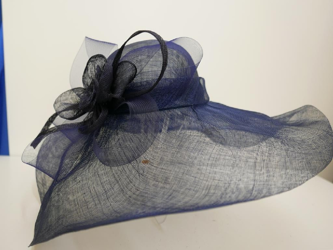 Granatowy kapelusz sinamay z dużym rondem do 56 cm