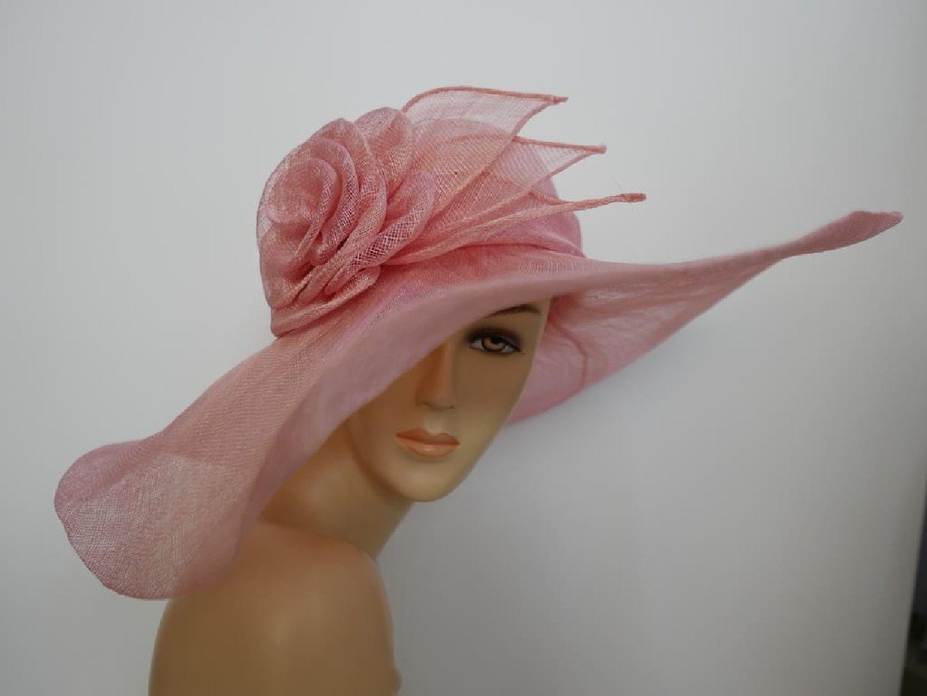 Różowy kapelusz sinamay z dużym rondem do 56 cm