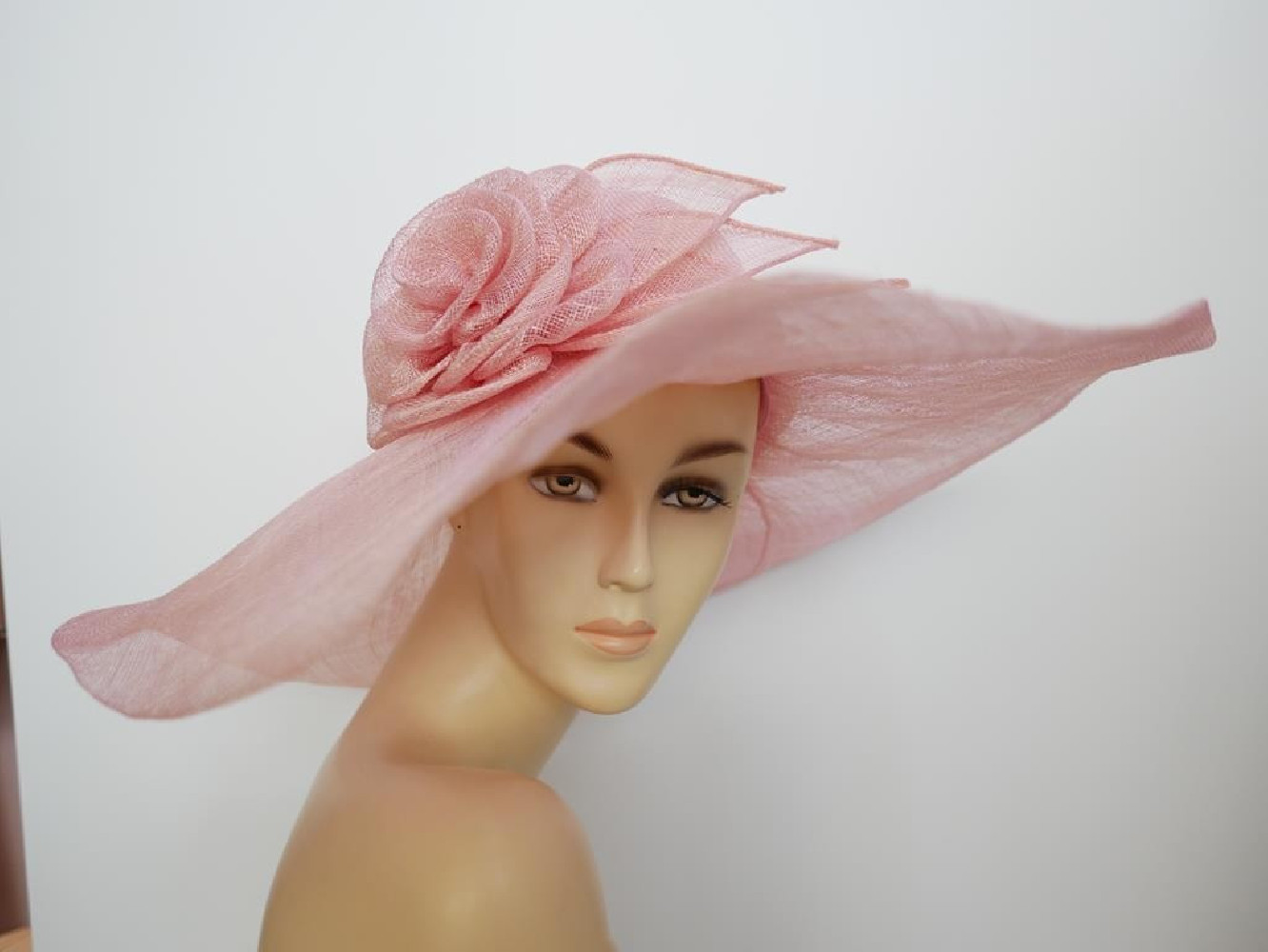Różowy kapelusz sinamay z dużym rondem do 56 cm