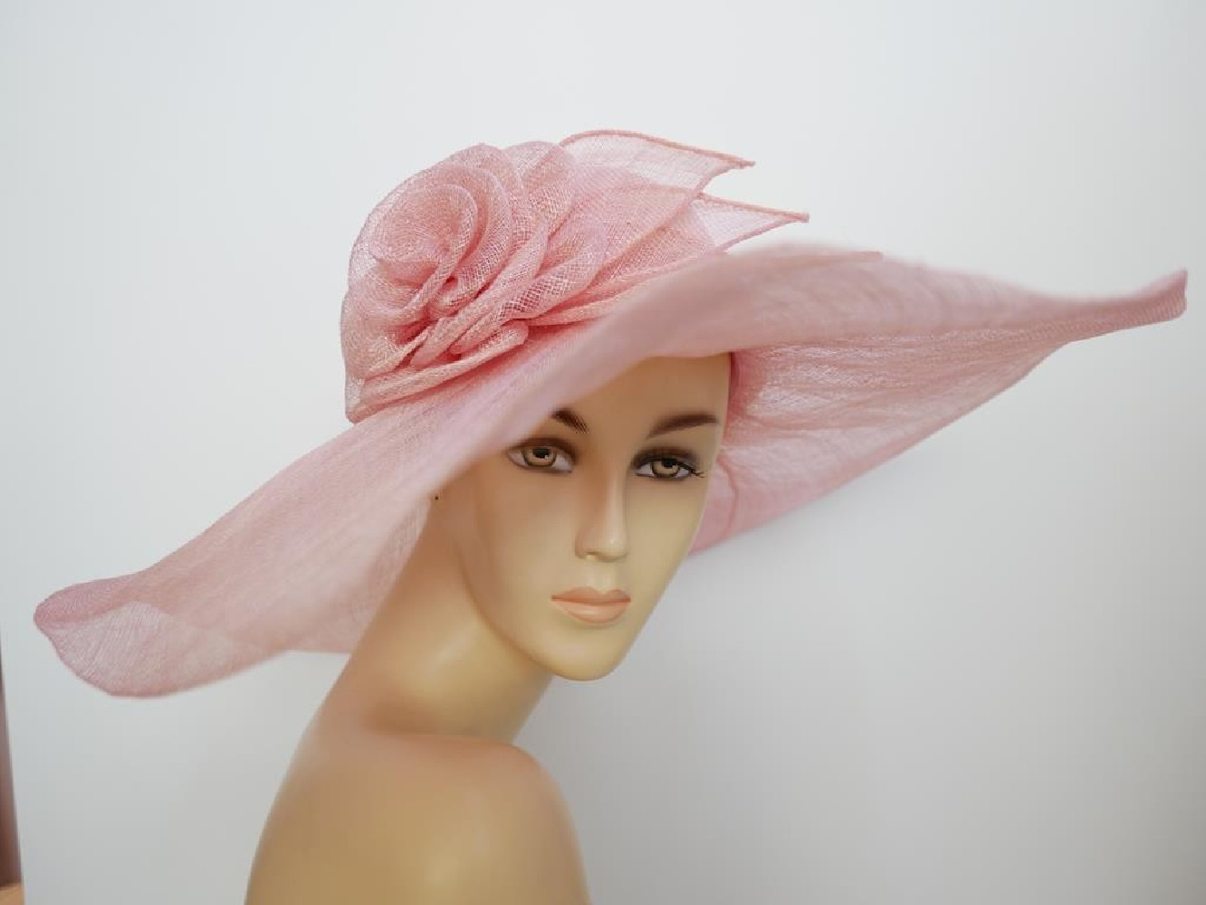 Różowy kapelusz sinamay z dużym rondem do 56 cm