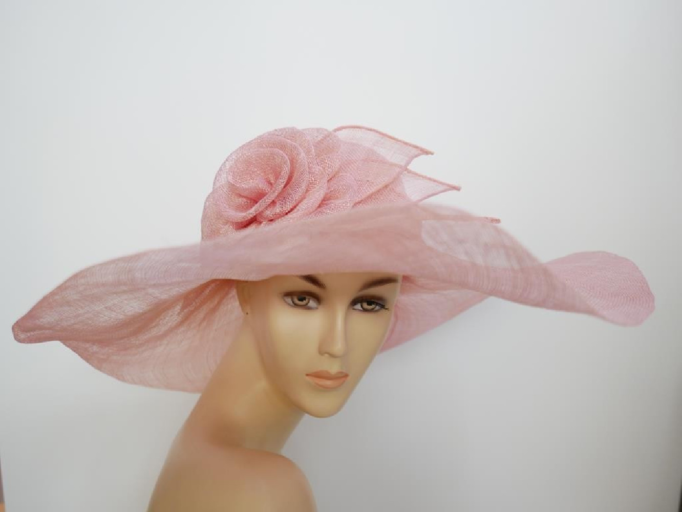 Różowy kapelusz sinamay z dużym rondem do 56 cm