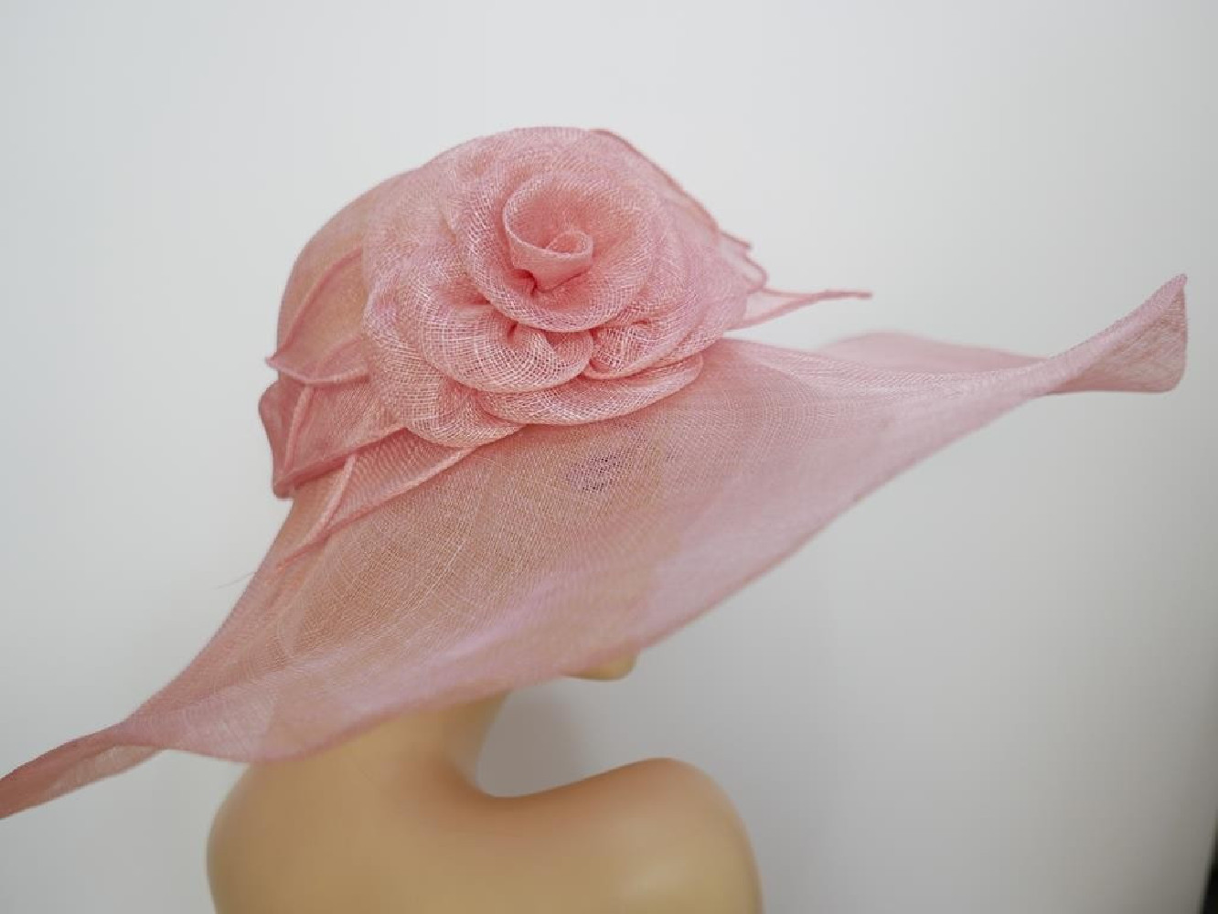 Różowy kapelusz sinamay z dużym rondem do 56 cm