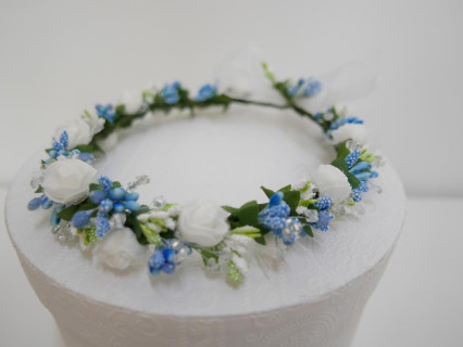 Biało błękiitny wianek z kokardą