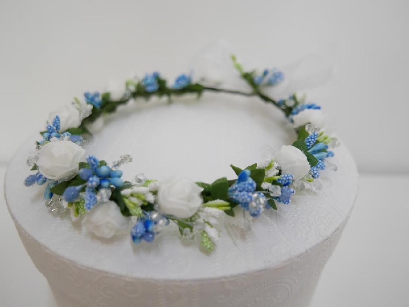 Biało błękiitny wianek z kokardą
