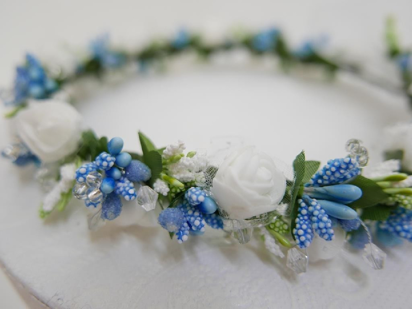 Biało błękiitny wianek z kokardą