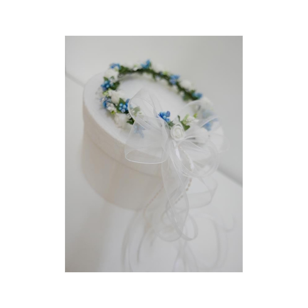 Biało błękiitny wianek z kokardą