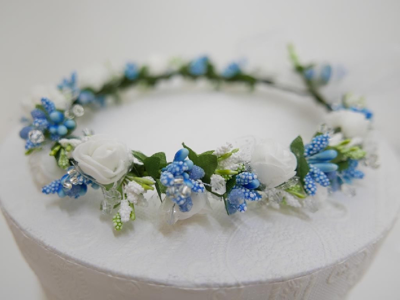 Biało błękiitny wianek z kokardą