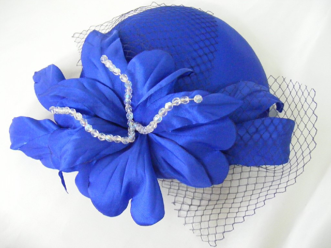 Szafirowy satynowy toczek z woalką