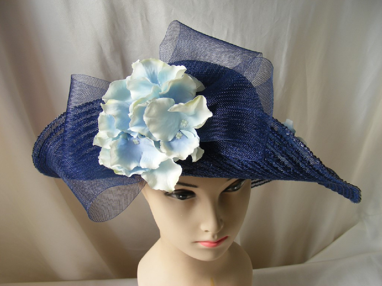 Granatowa mgiełka, letni kapelusz