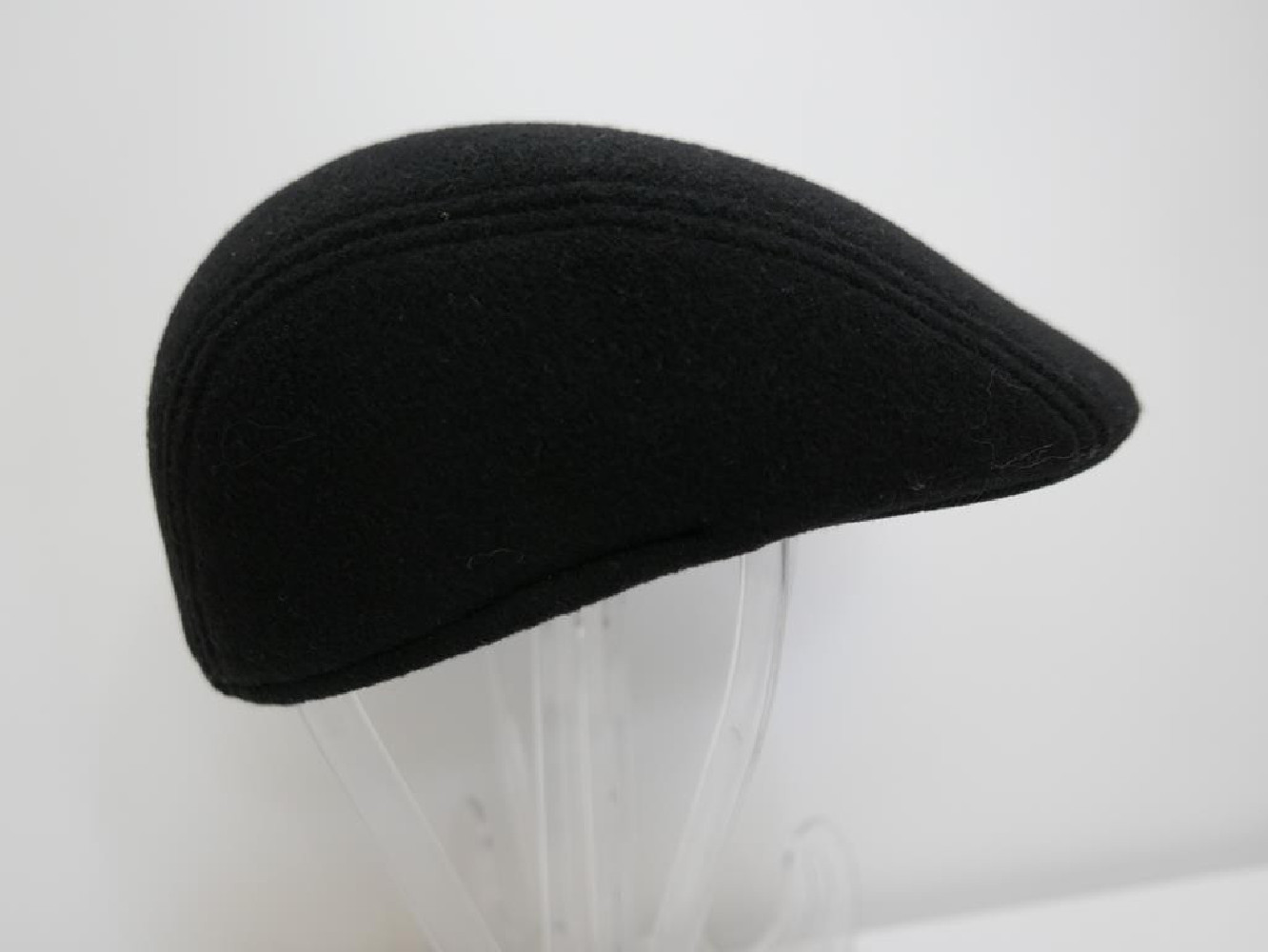 Czarny kaszkiet męski tkanina 57 cm