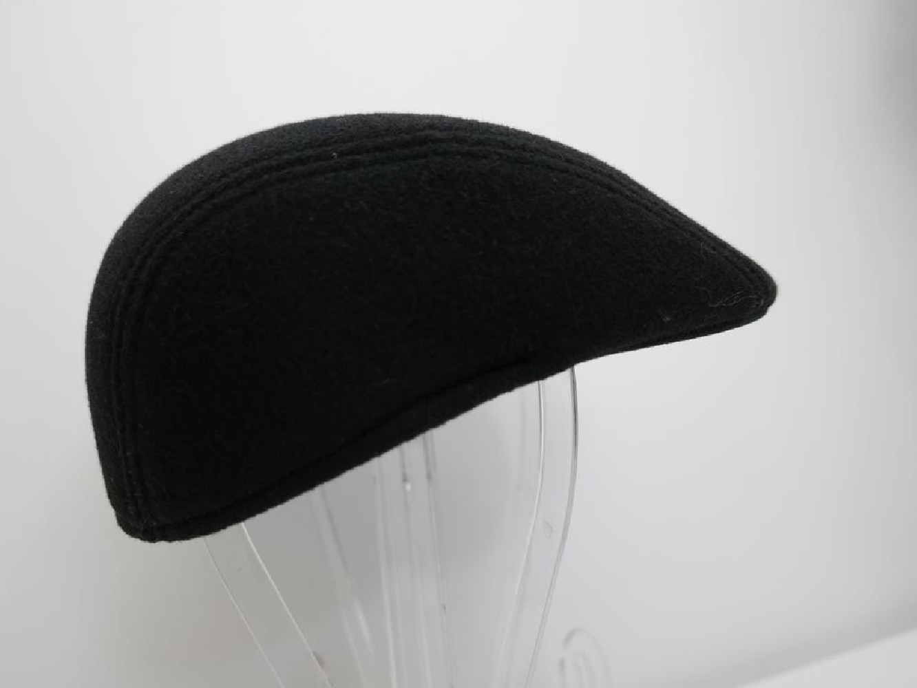 Czarny kaszkiet męski tkanina 57 cm