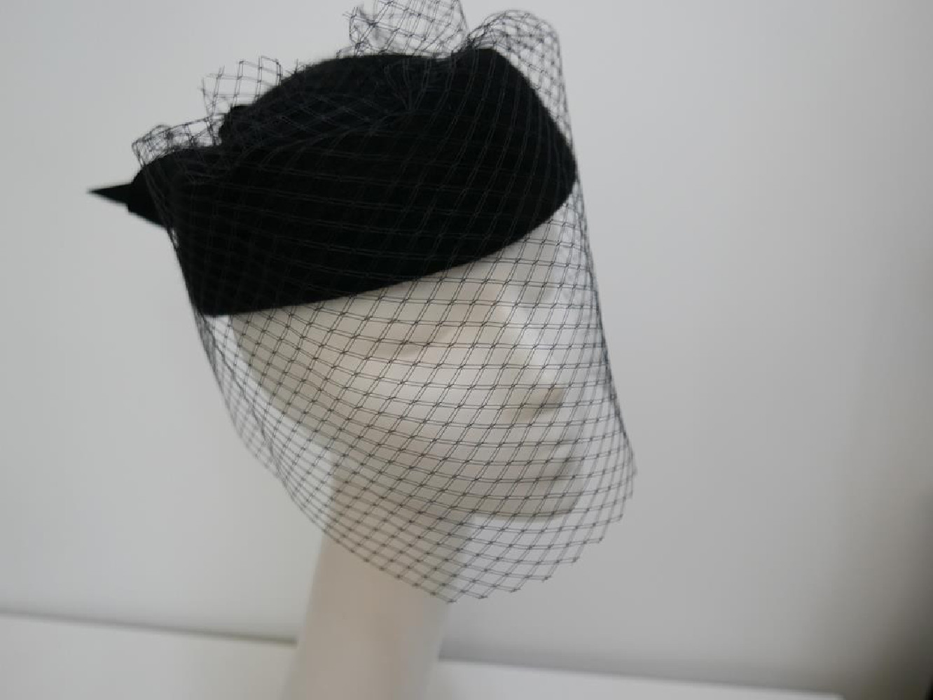 Tatiana czarny toczek welur fur felt z woalką