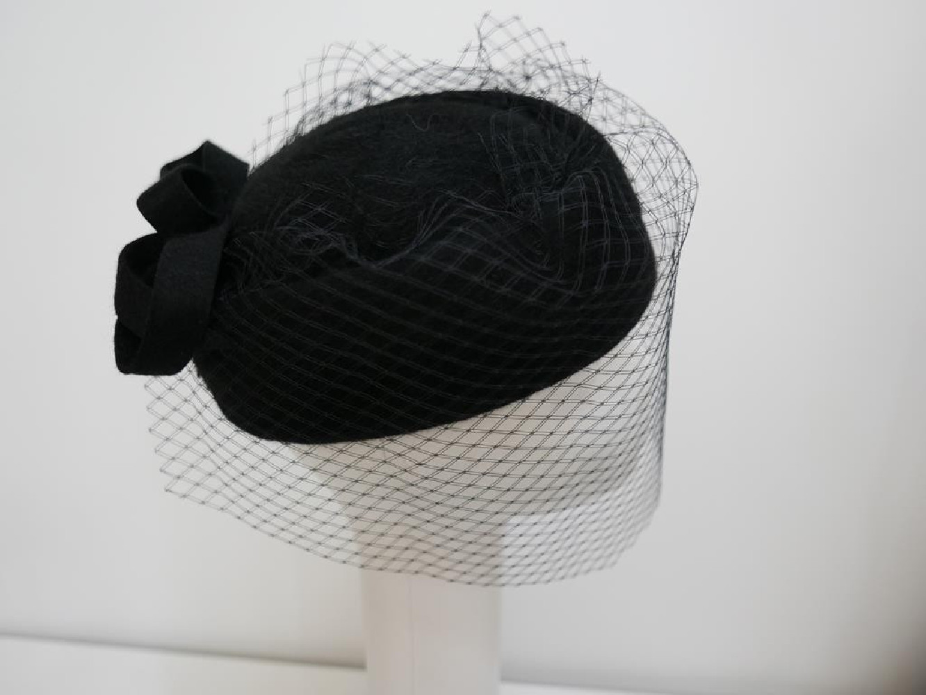 Tatiana czarny toczek welur fur felt z woalką