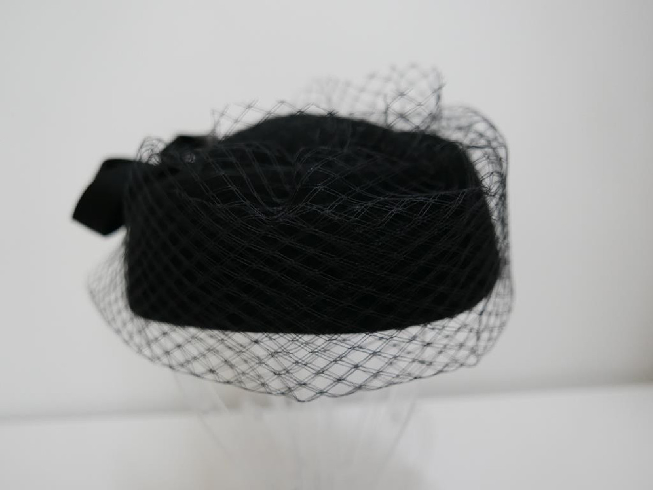 Tatiana czarny toczek welur fur felt z woalką