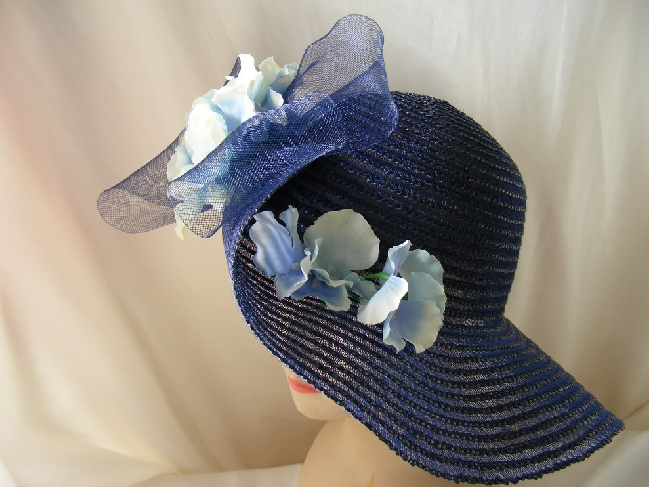 Granatowa mgiełka, letni kapelusz