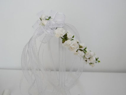 Biało zielony wianek z kokardą