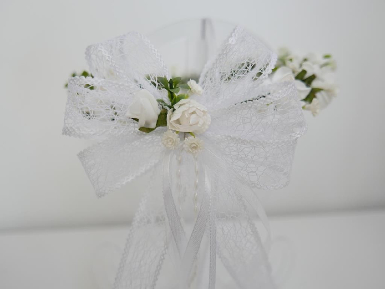 Biało zielony wianek z kokardą