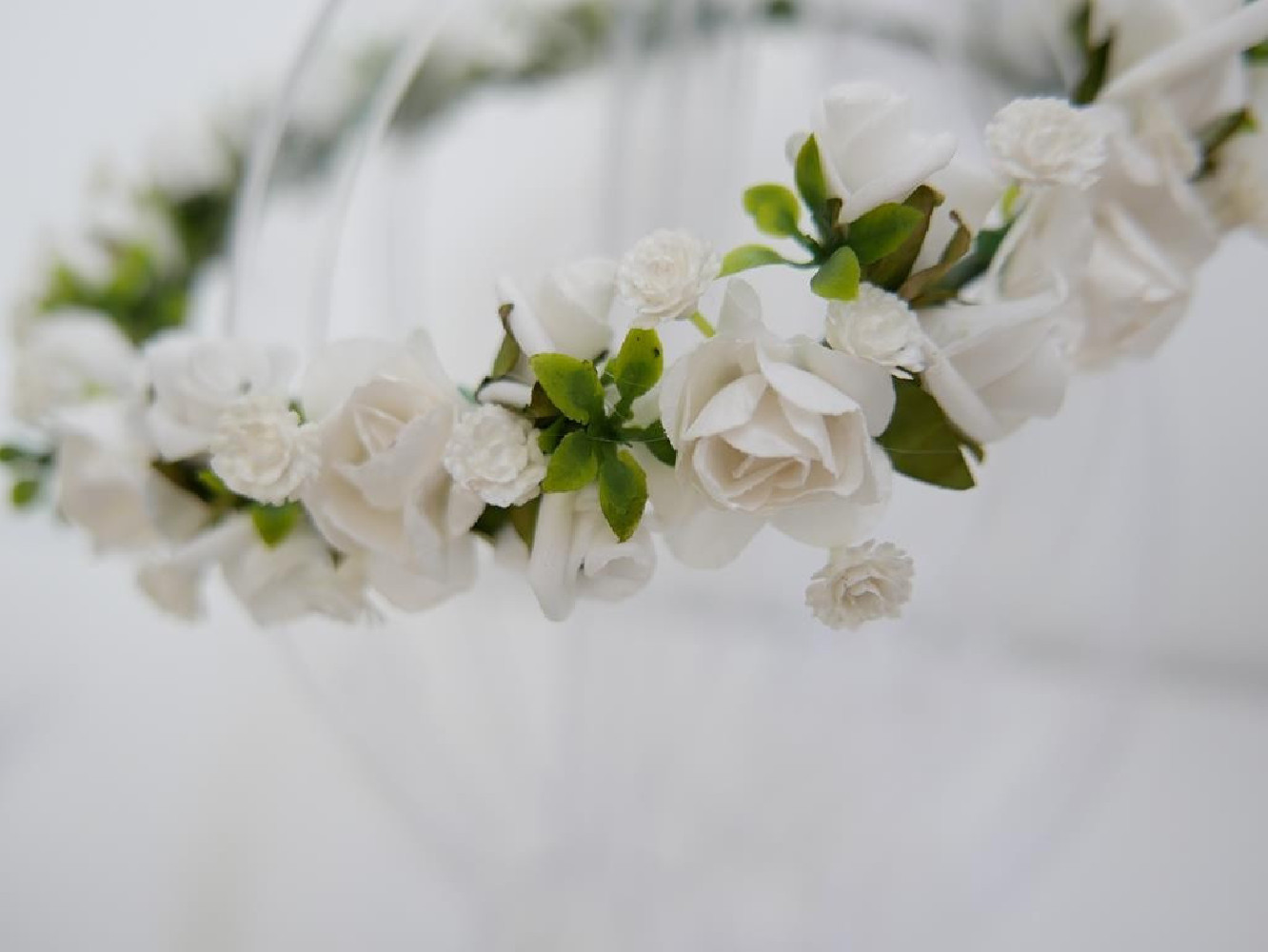 Biało zielony wianek z kokardą