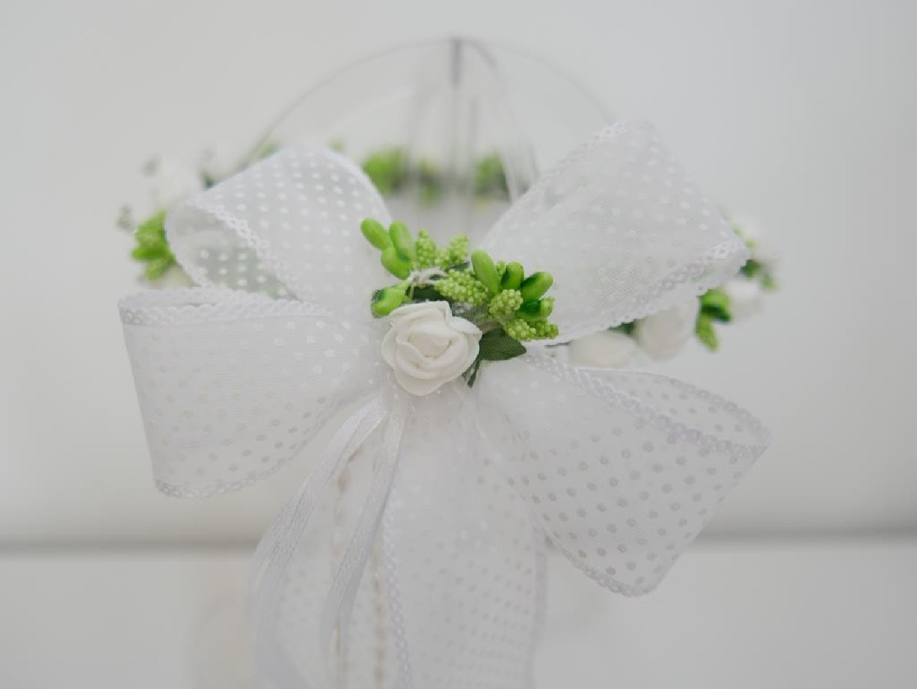 Biało zielony wianek z kokardą