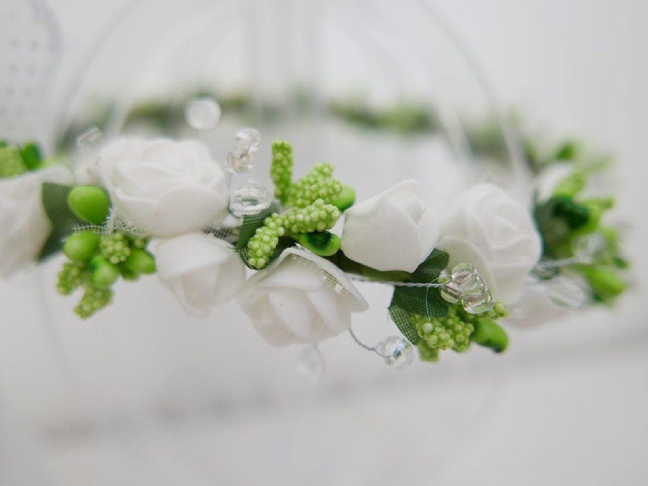 Biało zielony wianek z kokardą