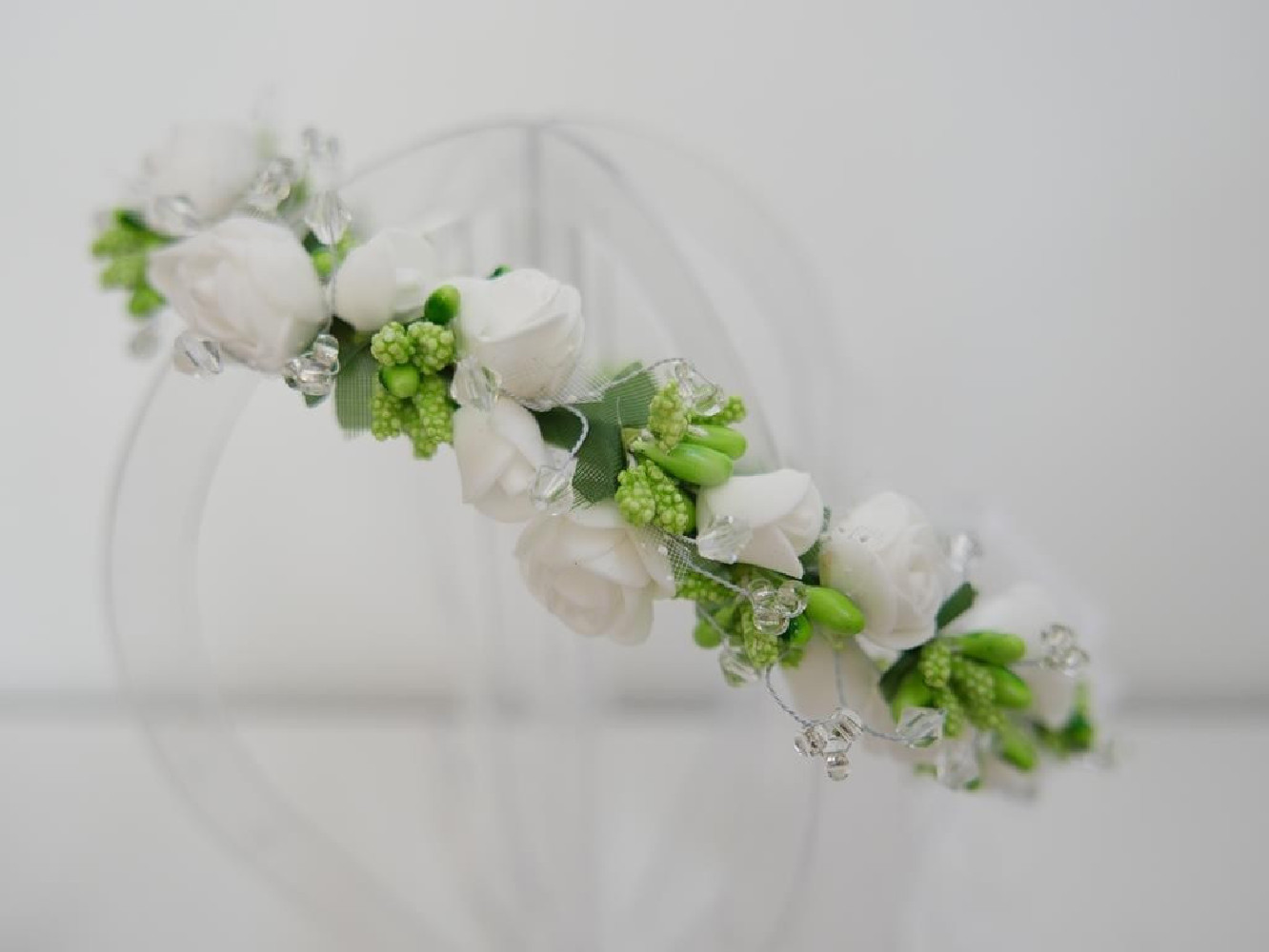 Biało zielony wianek z kokardą