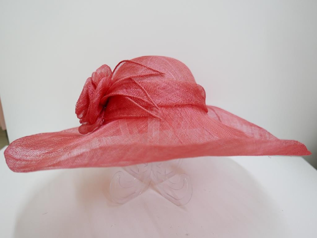 Koralowy kapelusz sinamay z dużym rondem do 57 cm