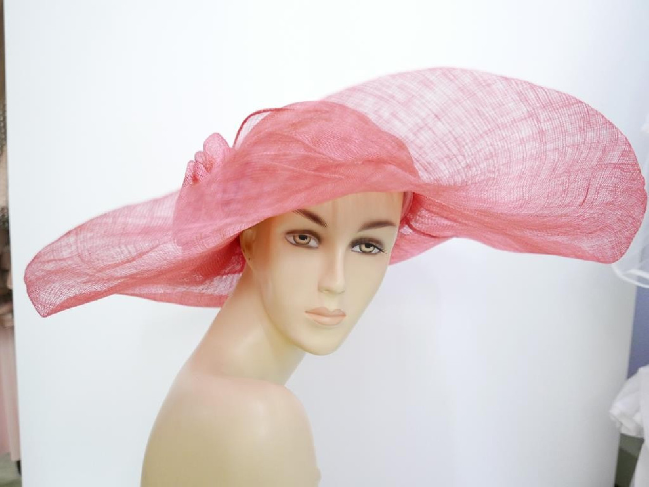 Koralowy kapelusz sinamay z dużym rondem do 57 cm