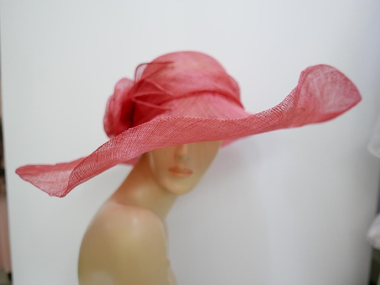 Koralowy kapelusz sinamay z dużym rondem do 57 cm