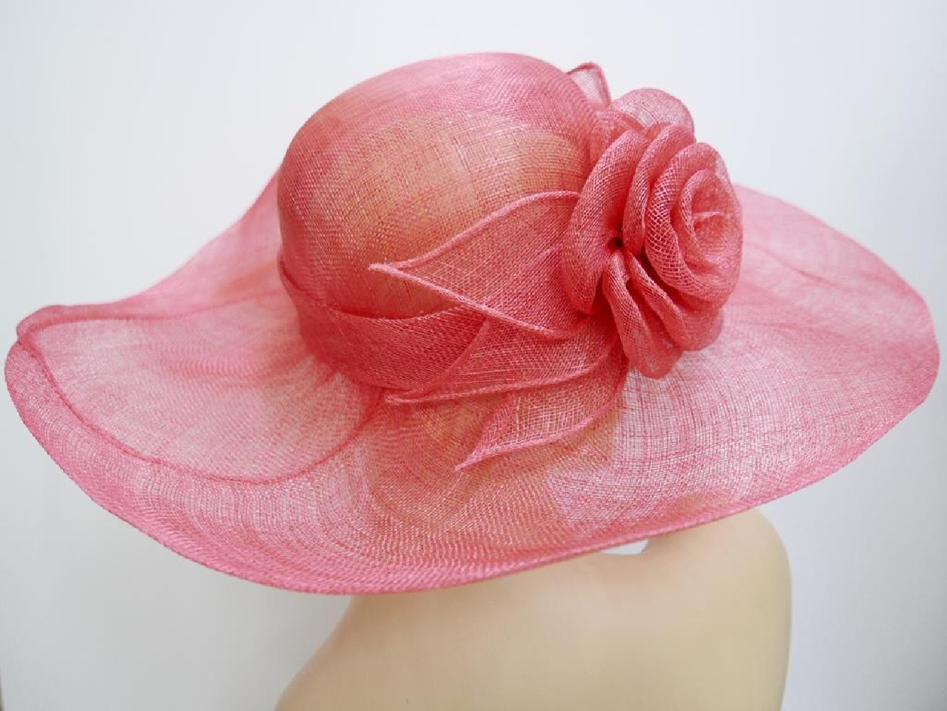 Koralowy kapelusz sinamay z dużym rondem do 57 cm