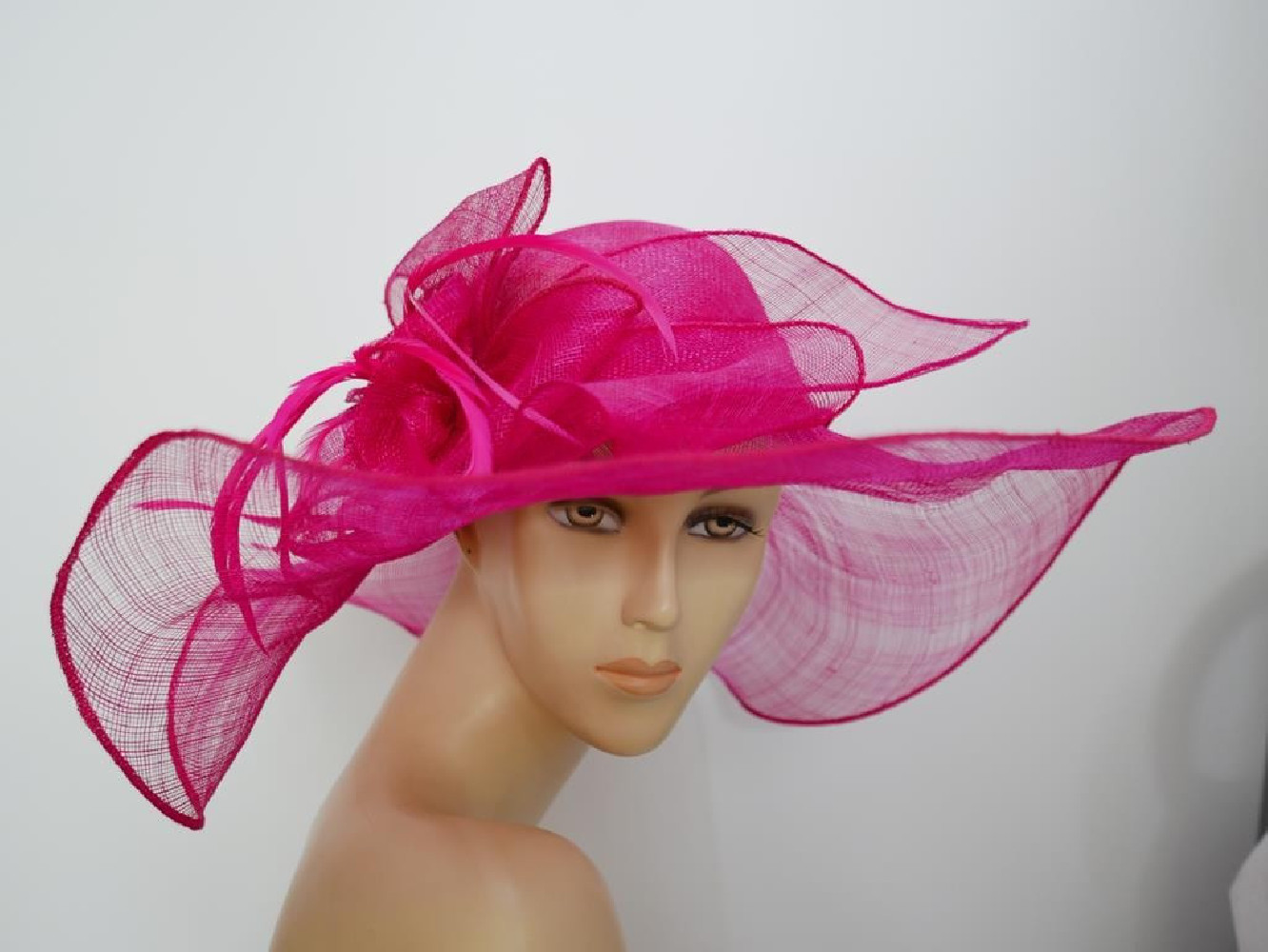 Fuksja kapelusz sinamay z dużym rondem do 56 cm