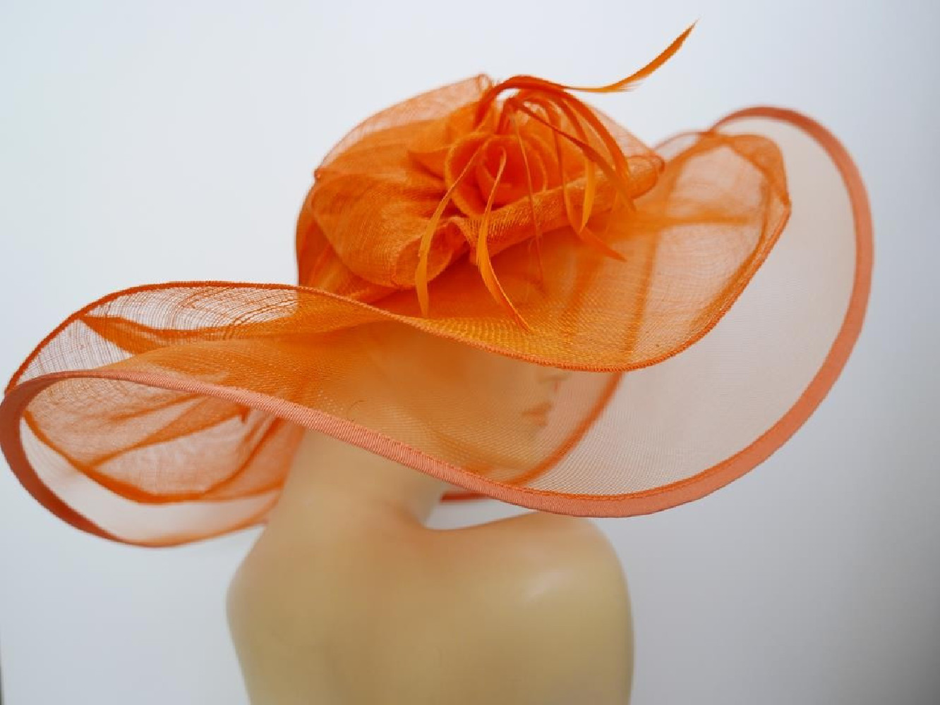 Pomarańczowy kapelusz sinamay z dużym rondem do 56 cm