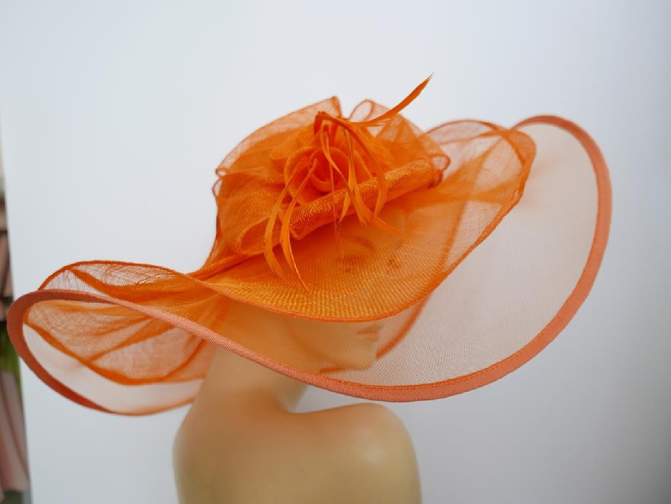 Pomarańczowy kapelusz sinamay z dużym rondem do 56 cm