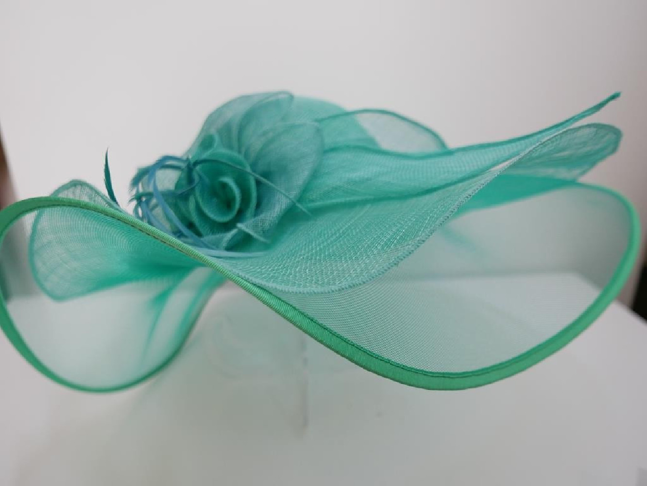 Turkusowy kapelusz sinamay z dużym rondem do 56 cm