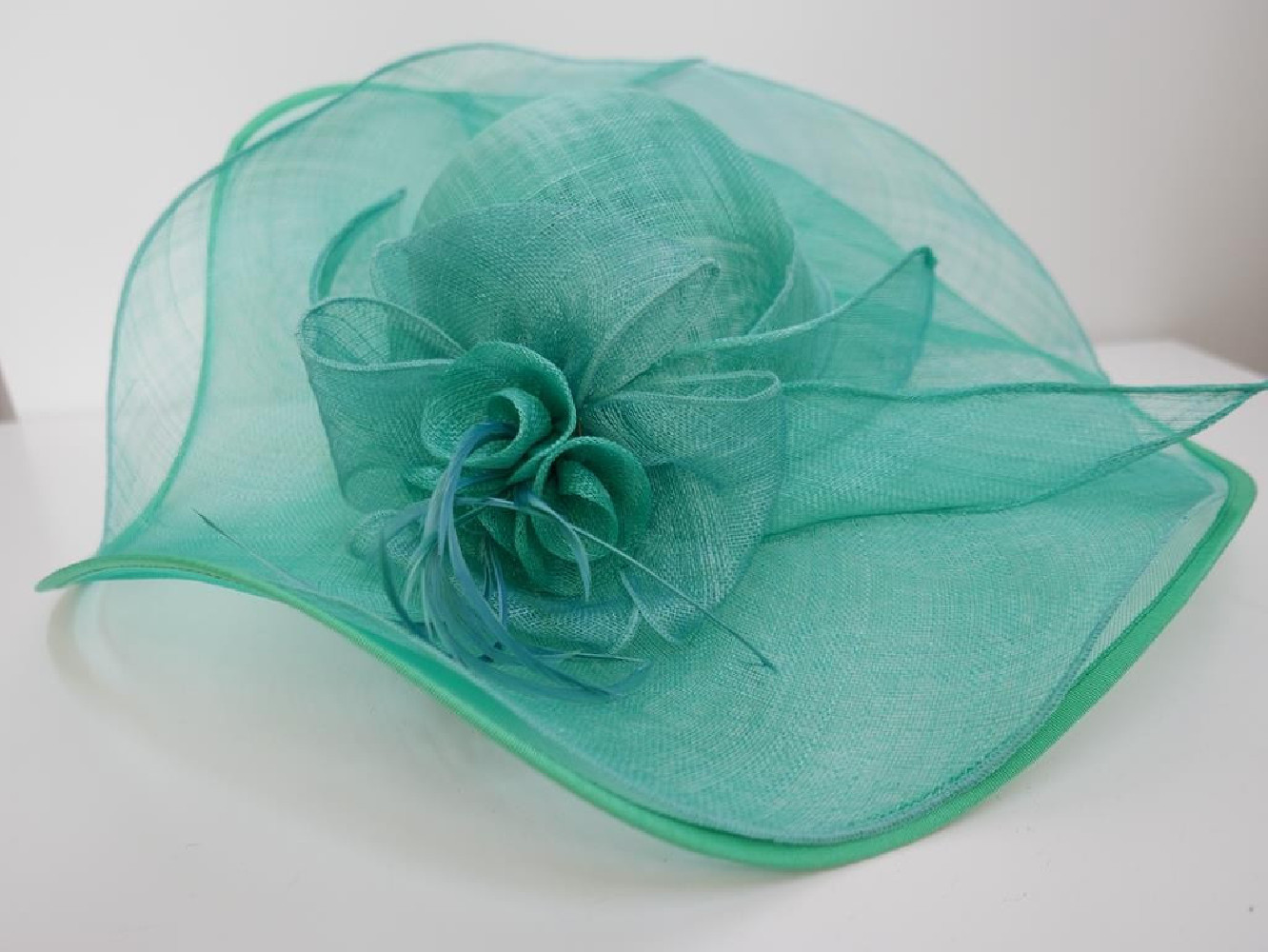 Turkusowy kapelusz sinamay z dużym rondem do 56 cm