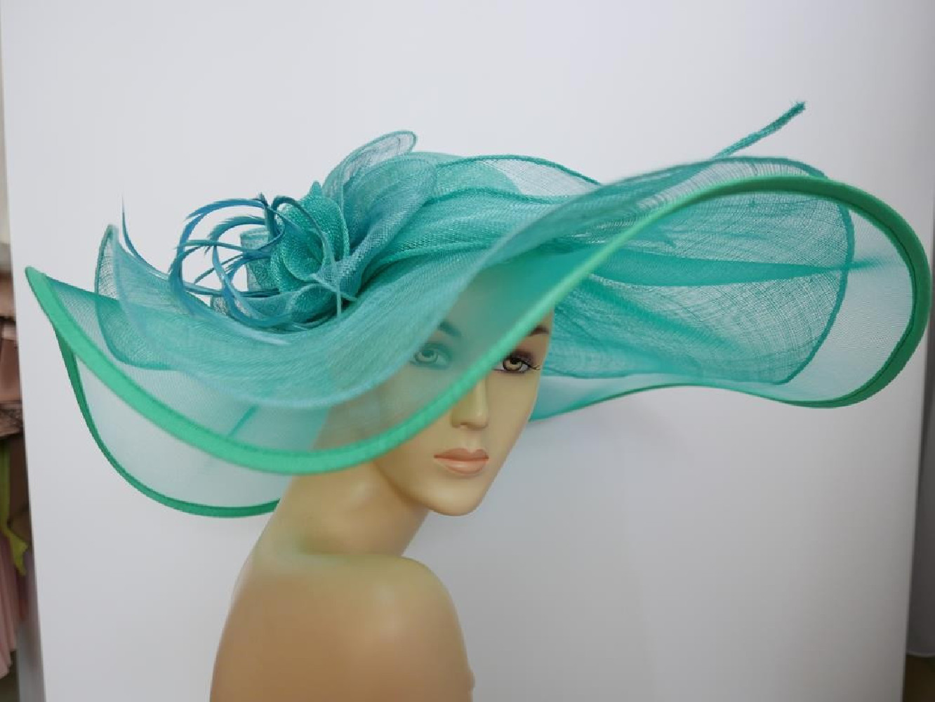 Turkusowy kapelusz sinamay z dużym rondem do 56 cm