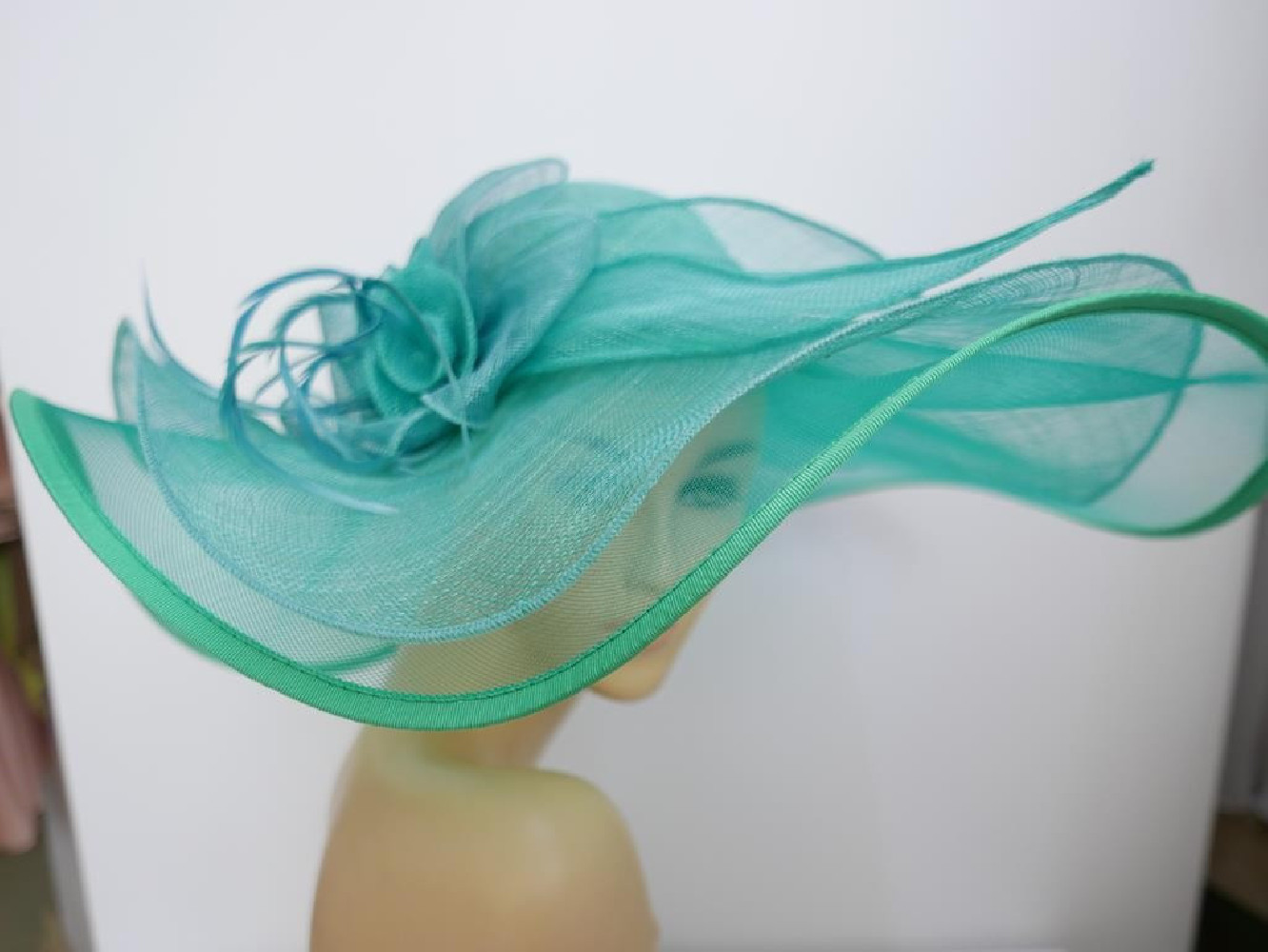 Turkusowy kapelusz sinamay z dużym rondem do 56 cm