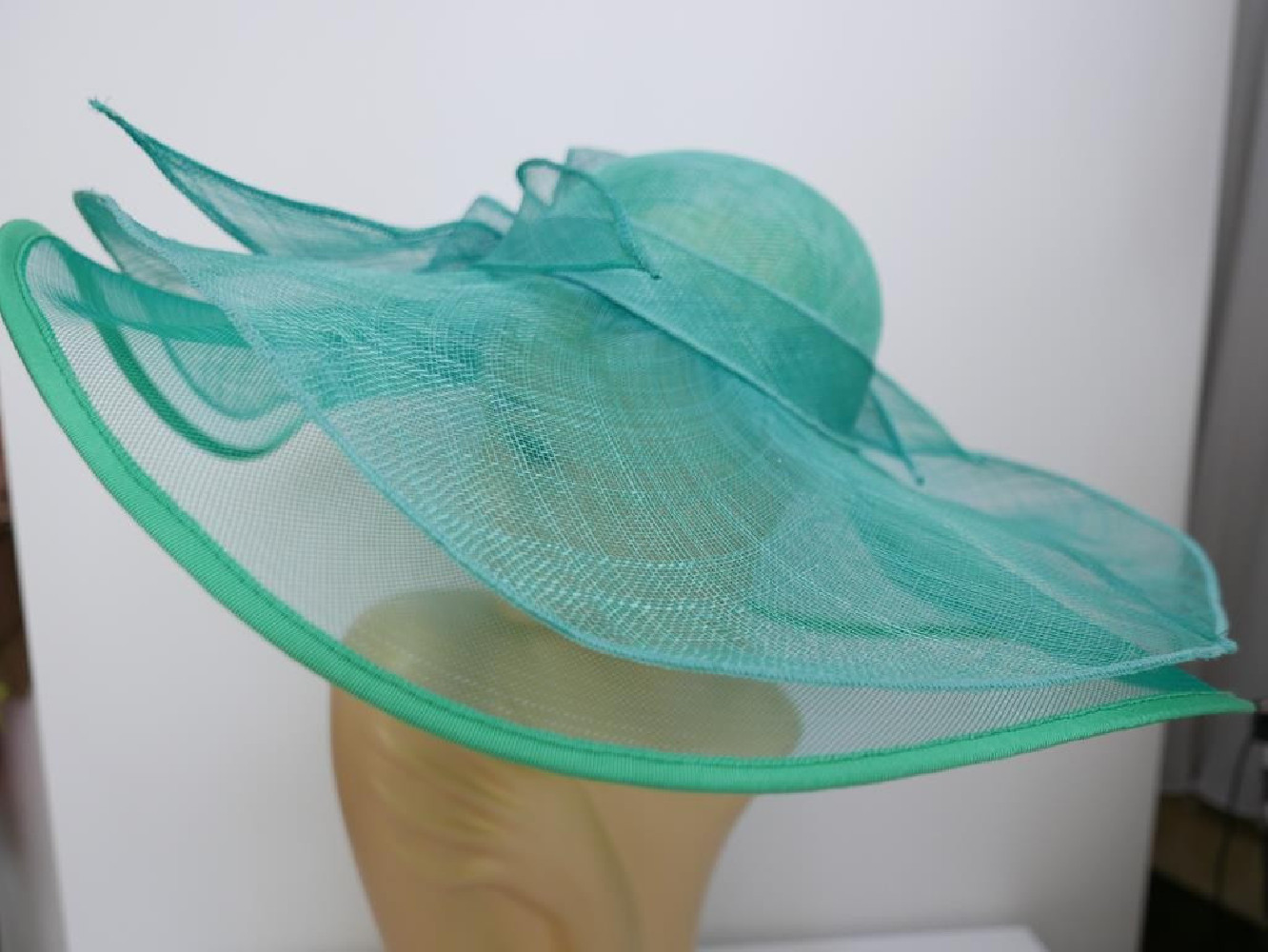 Turkusowy kapelusz sinamay z dużym rondem do 56 cm