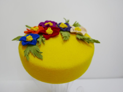 Pastylka -żółty  toczek filcowy z kwiatami