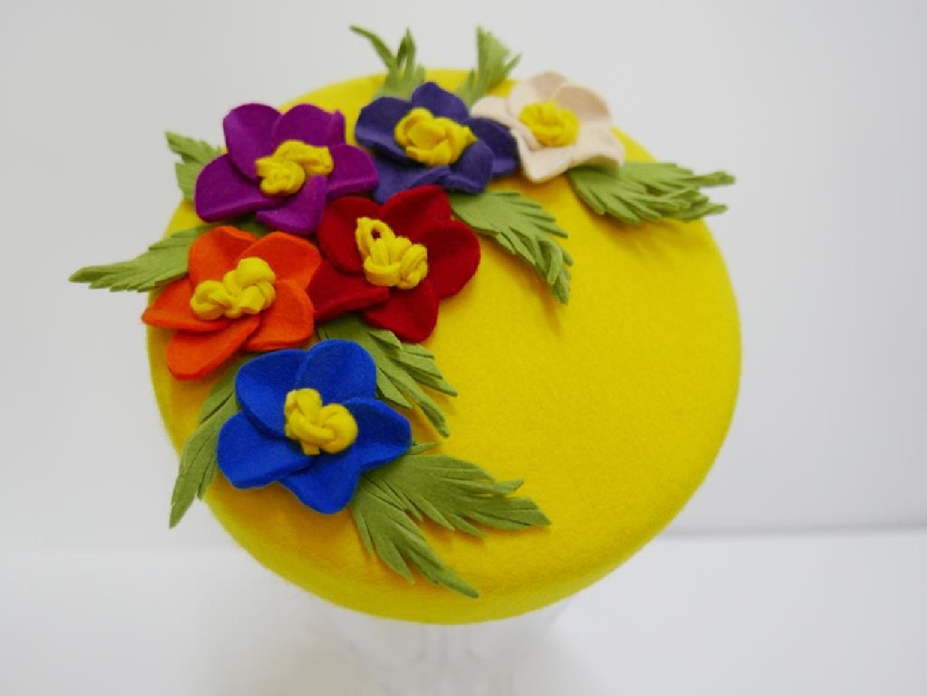 Pastylka -żółty  toczek filcowy z kwiatami