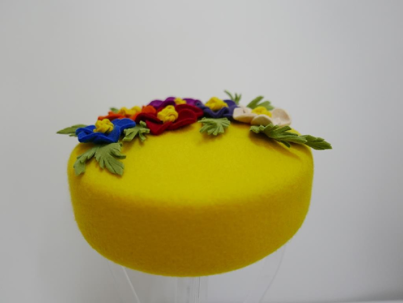 Pastylka -żółty  toczek filcowy z kwiatami