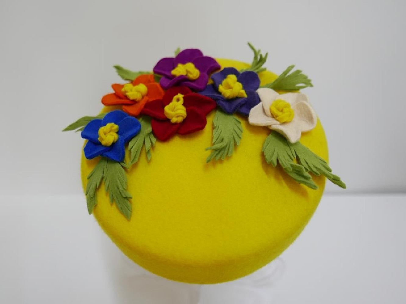 Pastylka -żółty  toczek filcowy z kwiatami