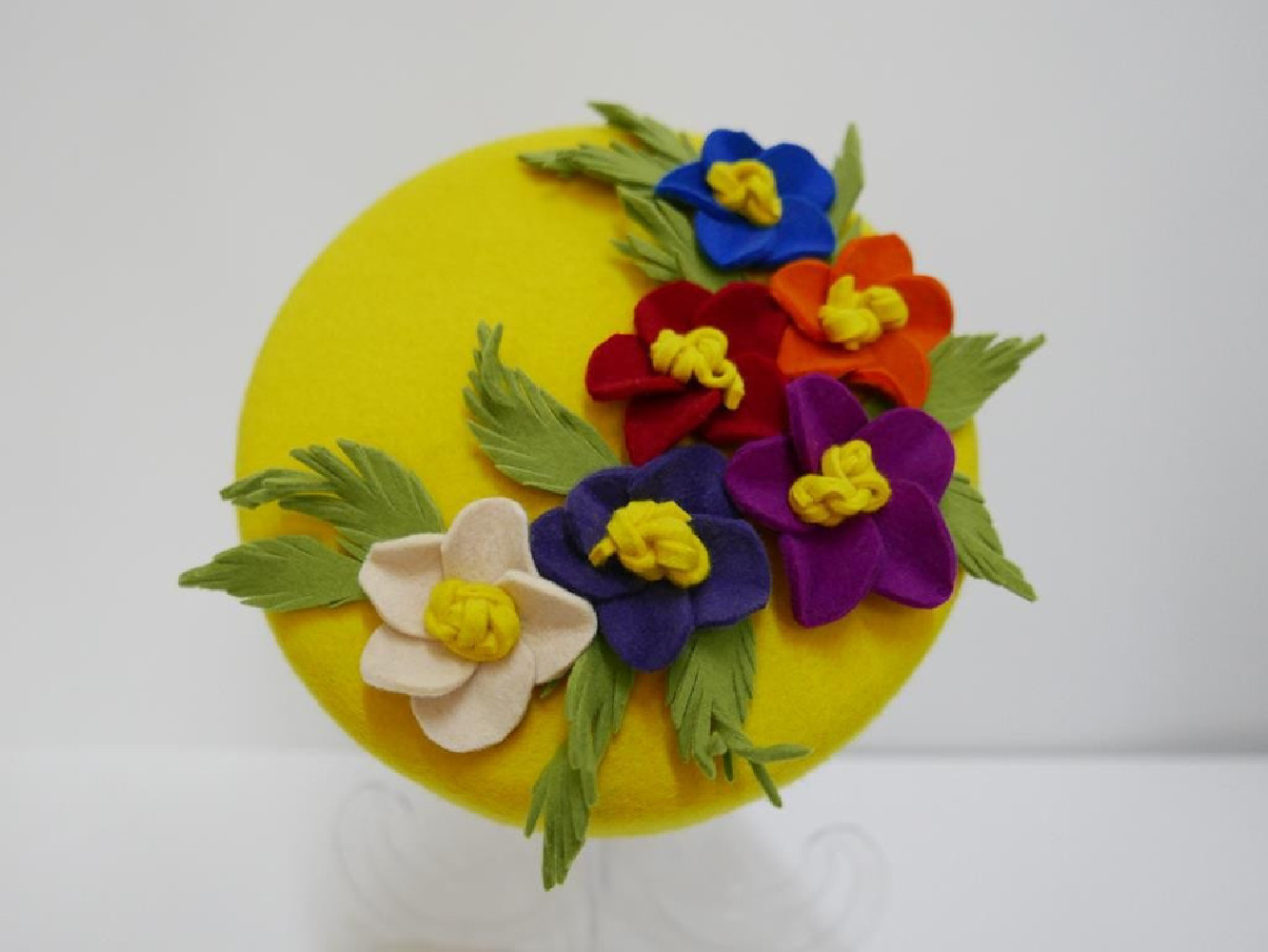 Pastylka -żółty  toczek filcowy z kwiatami