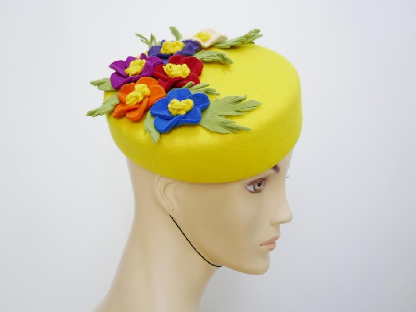 Pastylka -żółty  toczek filcowy z kwiatami