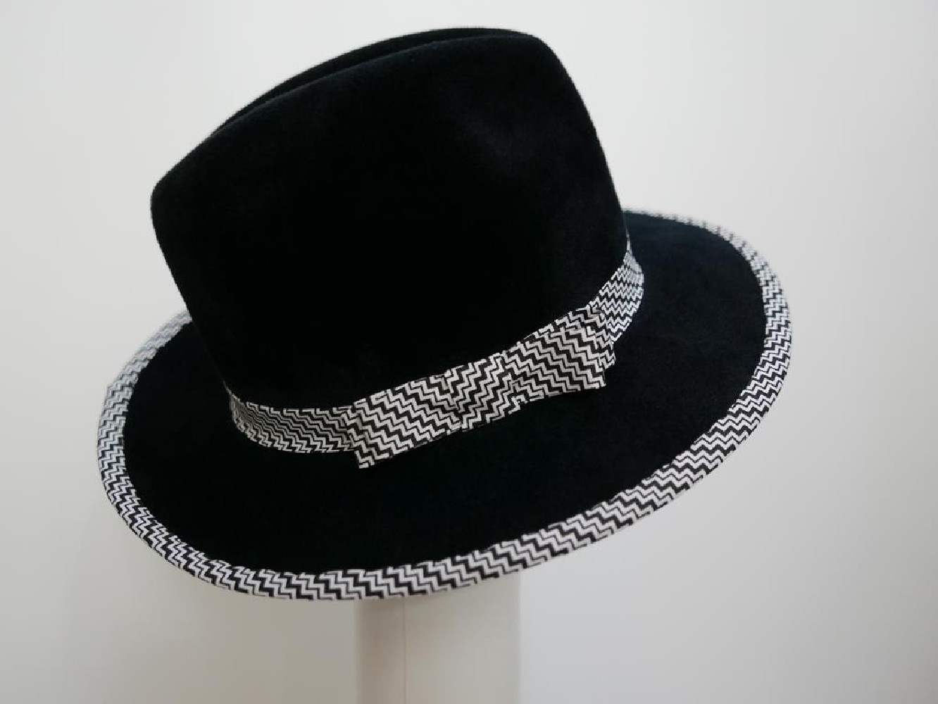 Biało czarna fedora kapelusz filcowy  fedora 56-58 cm