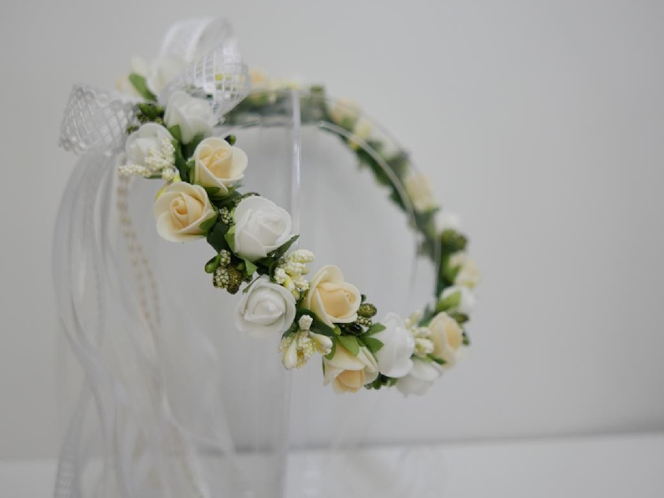 Biało kremowy wianek z kokardą