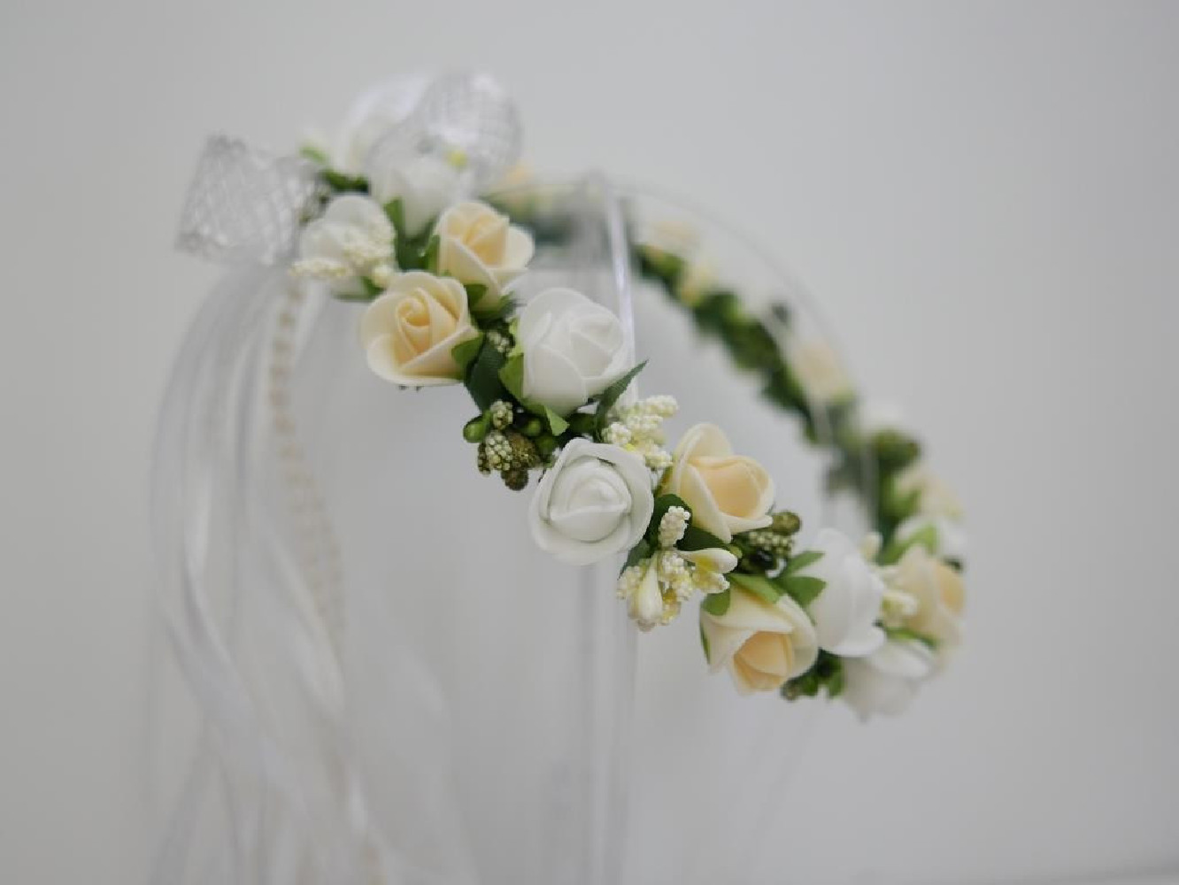 Biało kremowy wianek z kokardą