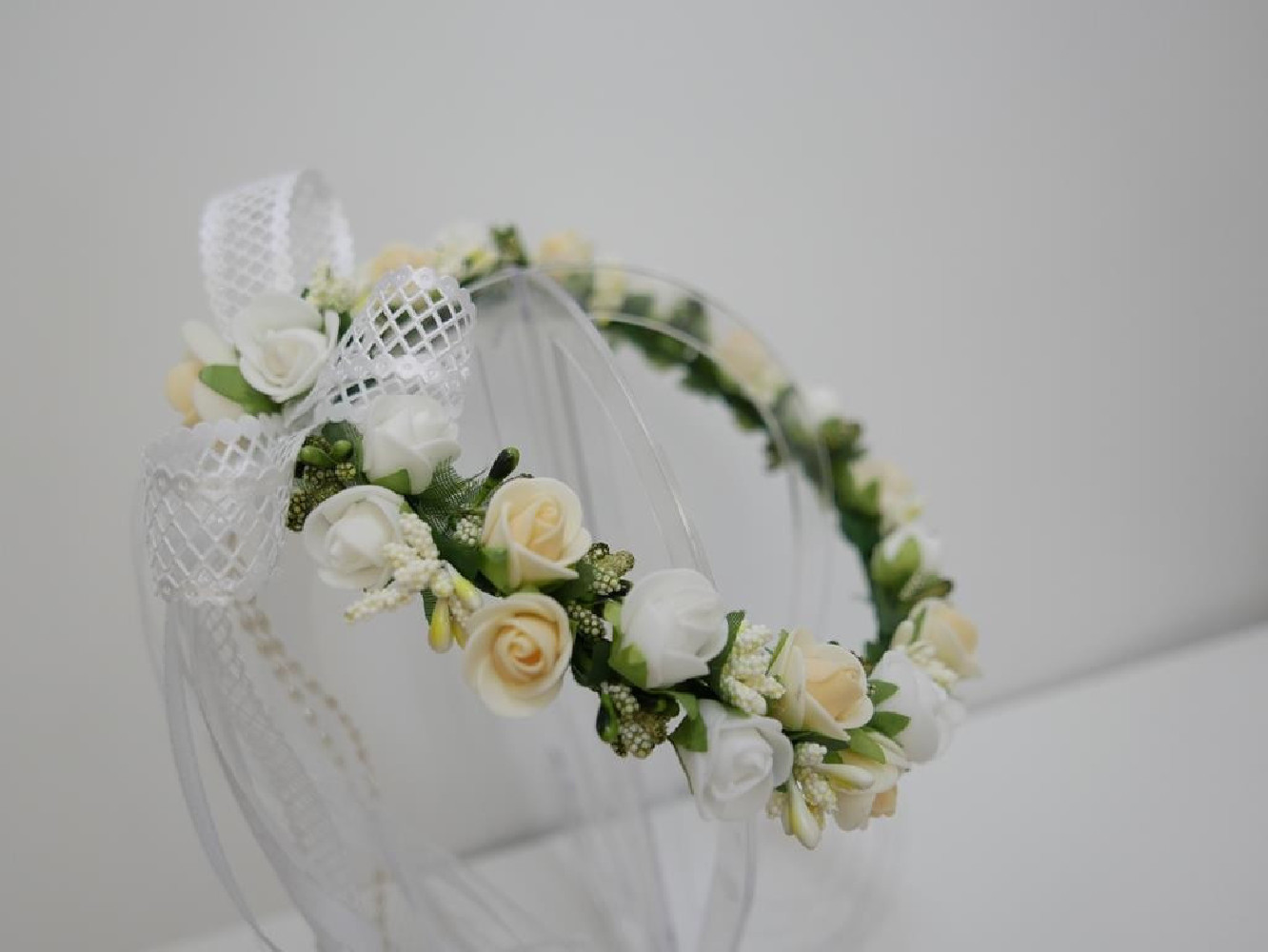 Biało kremowy wianek z kokardą
