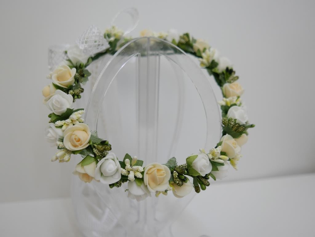 Biało kremowy wianek z kokardą