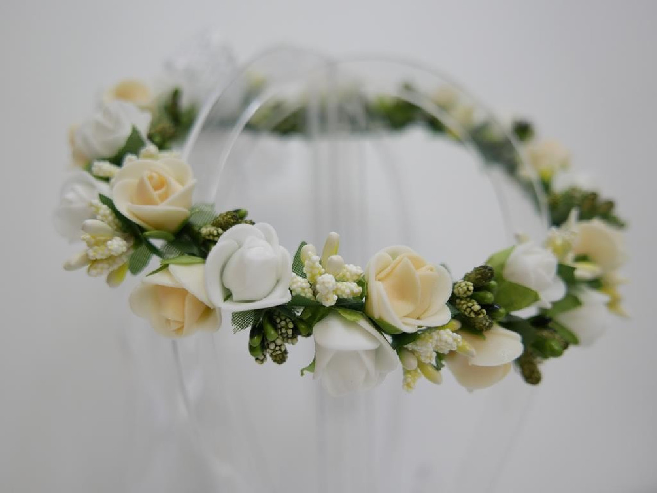 Biało kremowy wianek z kokardą